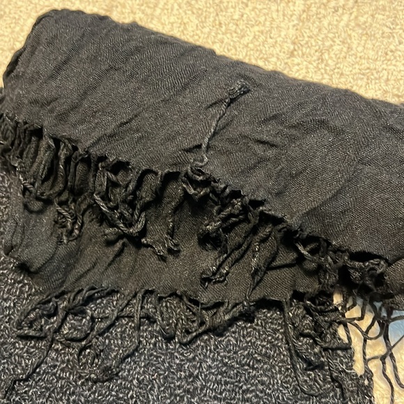 Light weight black scarf - Picture 2 of 3